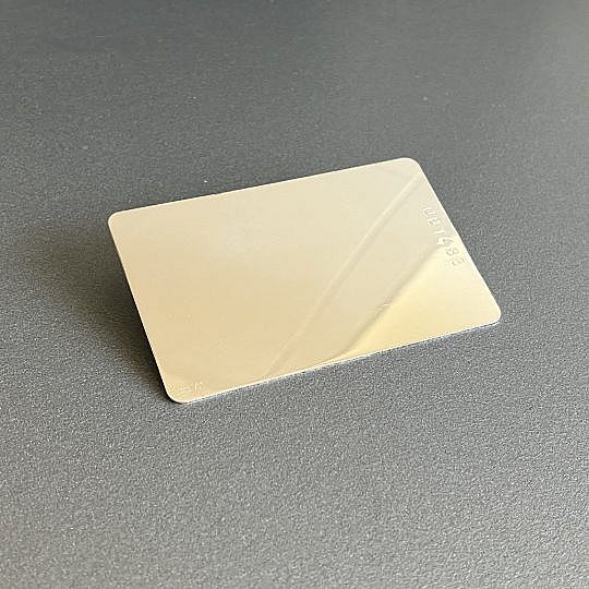 Tarjeta de plata contrastada Kuki Keller